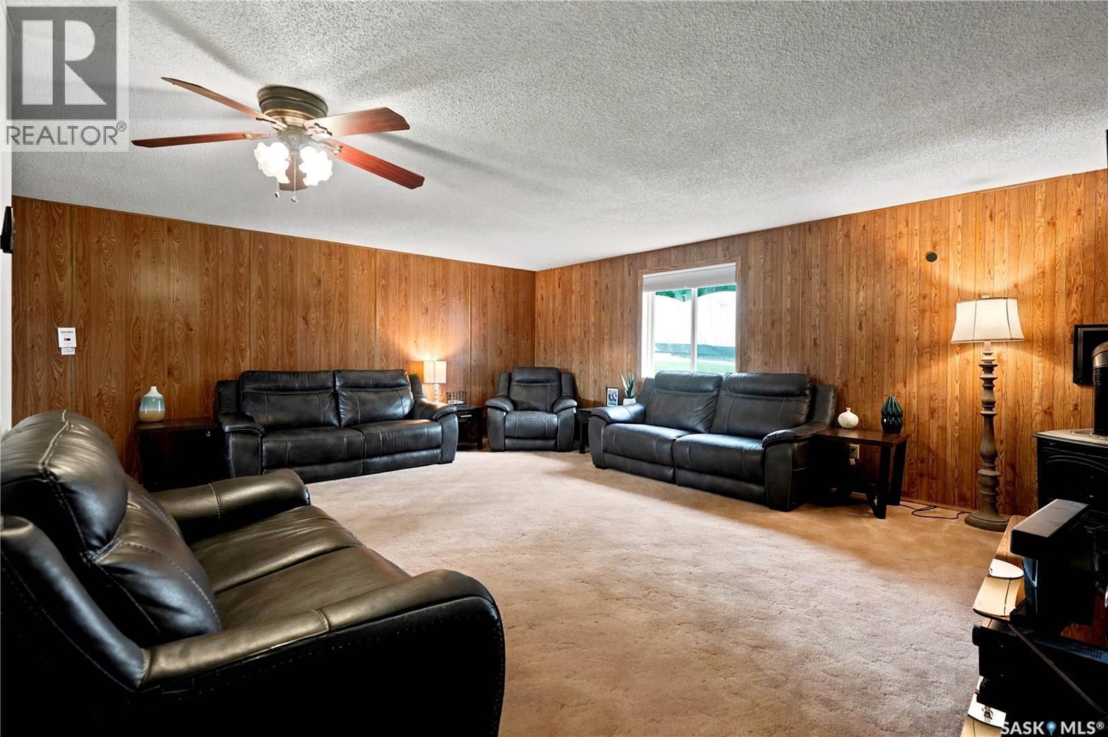 236 Osborne Avenue, Regina Beach, SK - Indoor Photo Showing Living Room