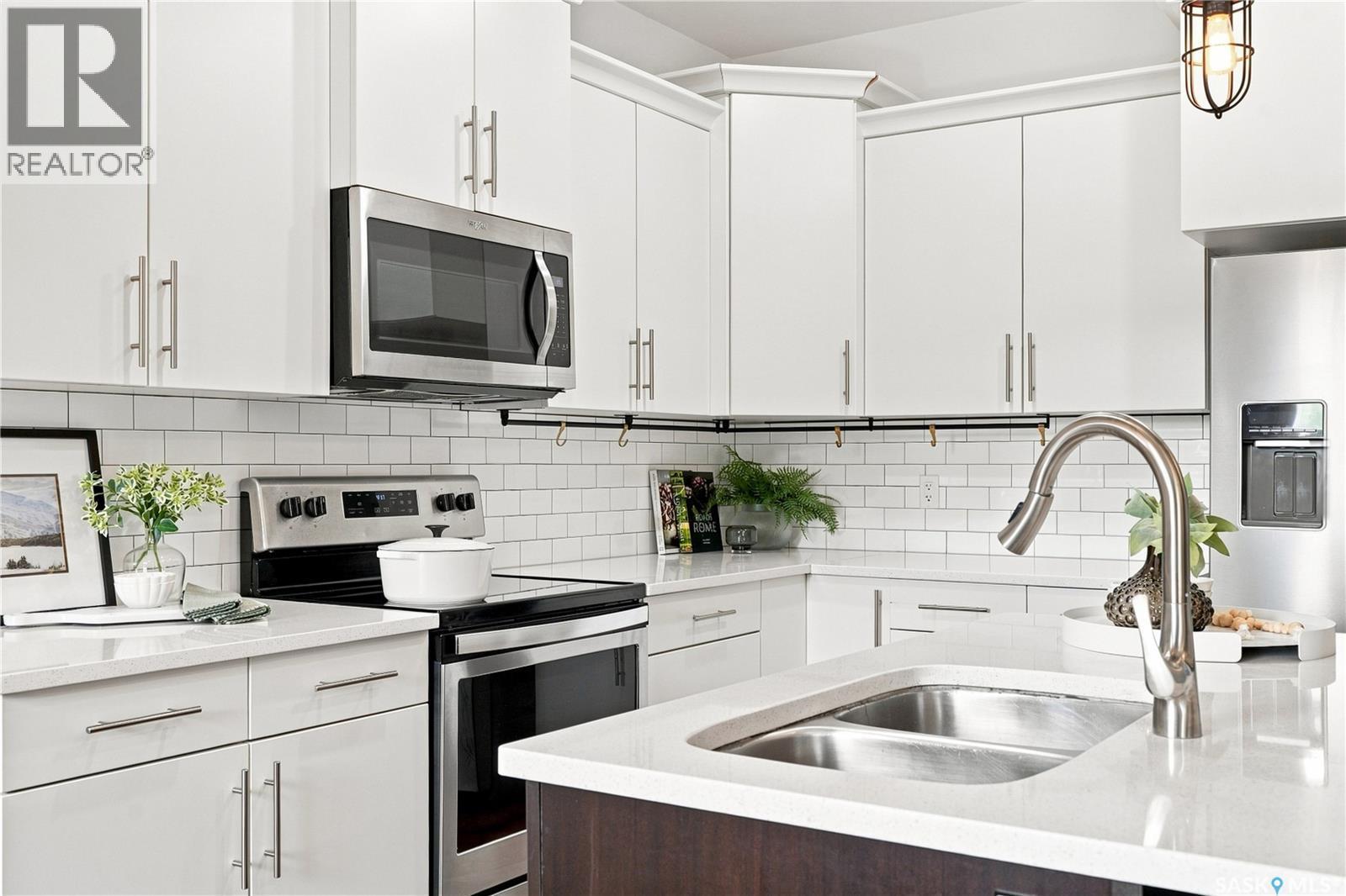 158 3220 11Th Street W, Saskatoon, SK - Indoor Photo Showing Kitchen With Double Sink With Upgraded Kitchen