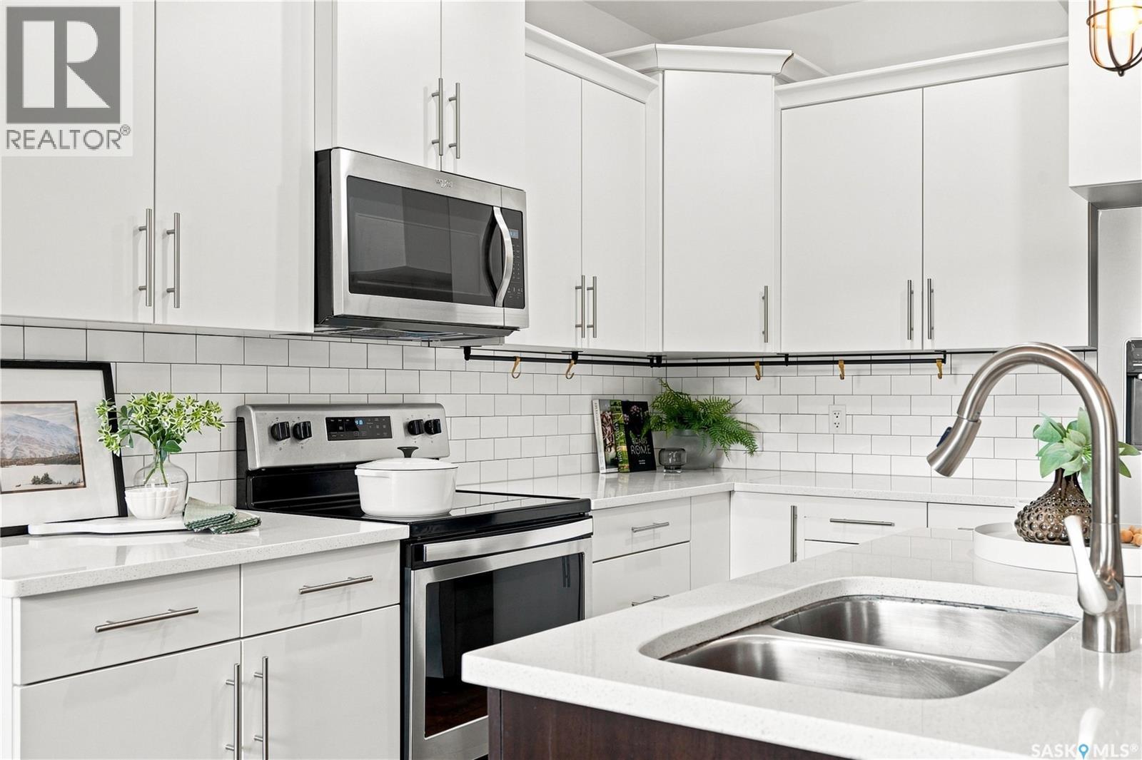 158 3220 11Th Street W, Saskatoon, SK - Indoor Photo Showing Kitchen With Double Sink With Upgraded Kitchen