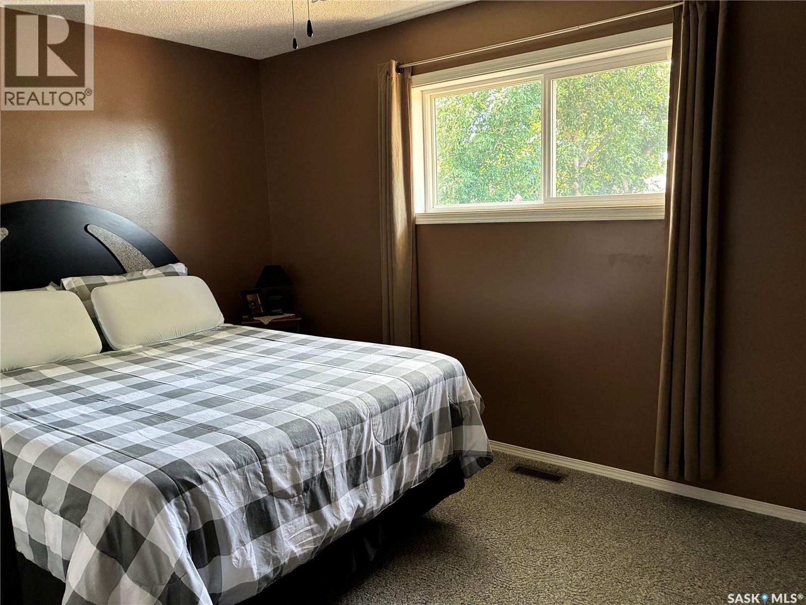 8 Hahn Crescent, Kindersley, SK - Indoor Photo Showing Bedroom