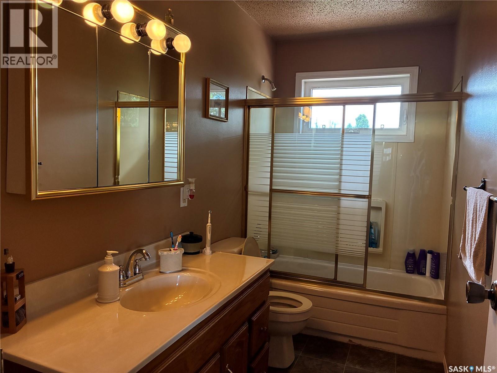 8 Hahn Crescent, Kindersley, SK - Indoor Photo Showing Bathroom