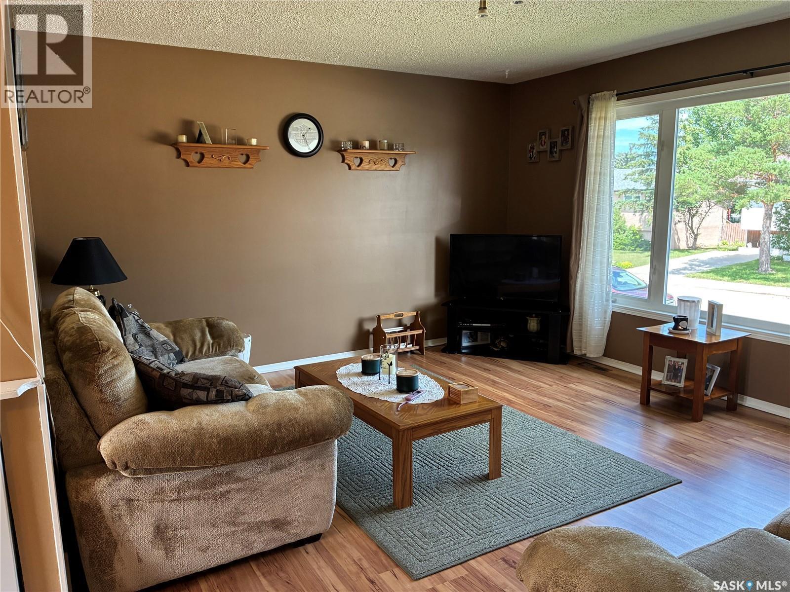 8 Hahn Crescent, Kindersley, SK - Indoor Photo Showing Living Room
