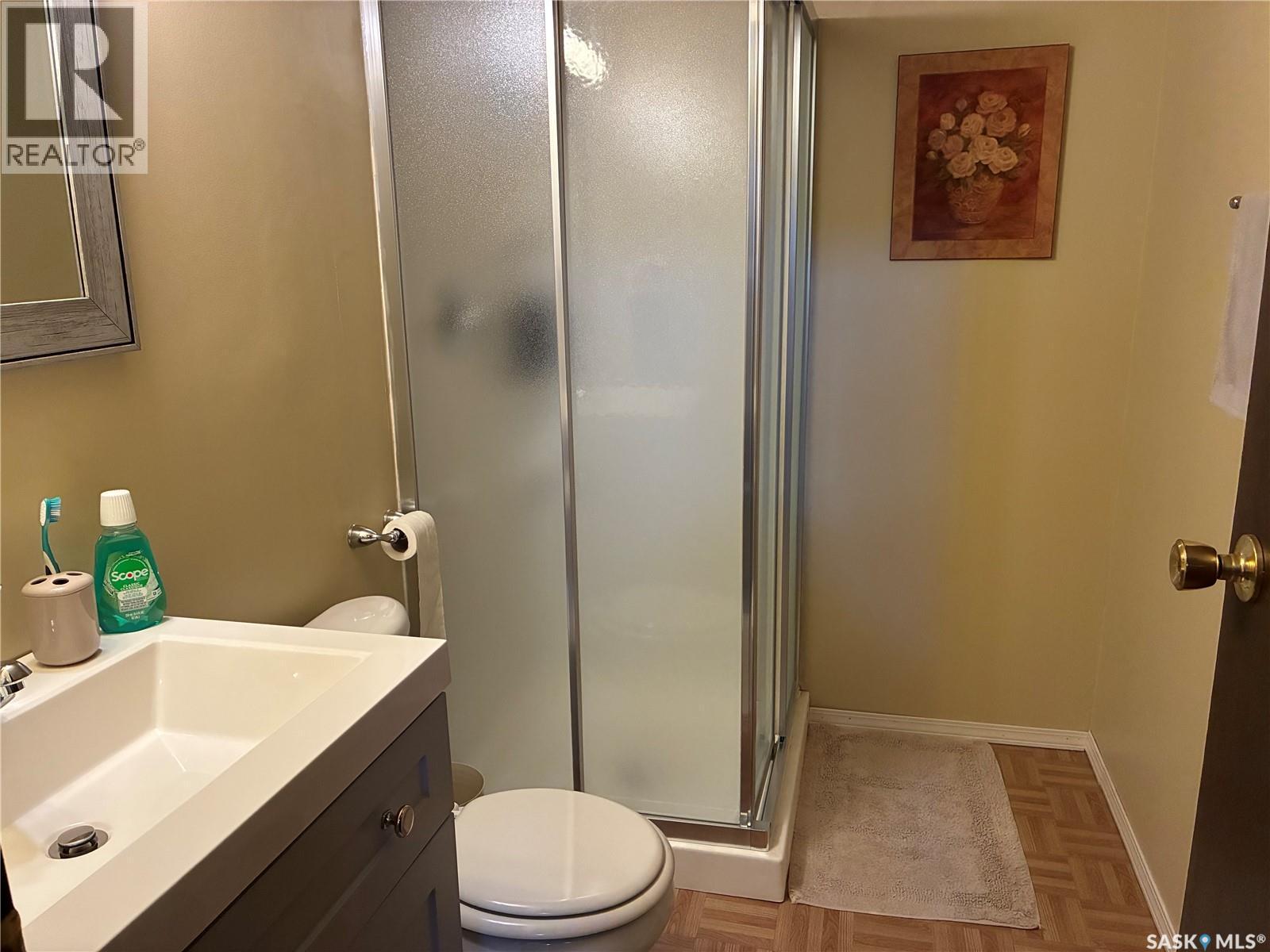 8 Hahn Crescent, Kindersley, SK - Indoor Photo Showing Bathroom