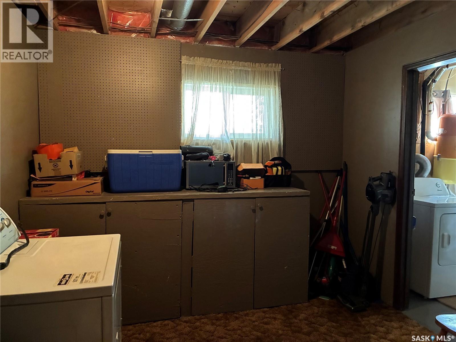 8 Hahn Crescent, Kindersley, SK - Indoor Photo Showing Laundry Room