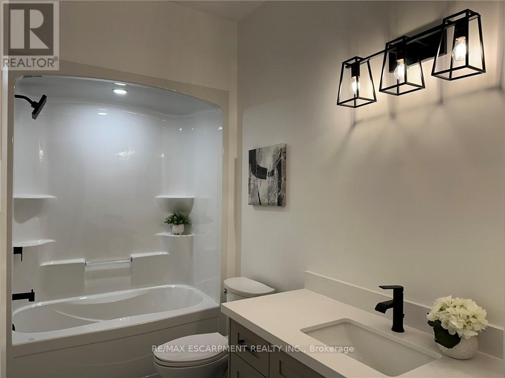 183 Craddock Boulevard, Haldimand, ON - Indoor Photo Showing Bathroom
