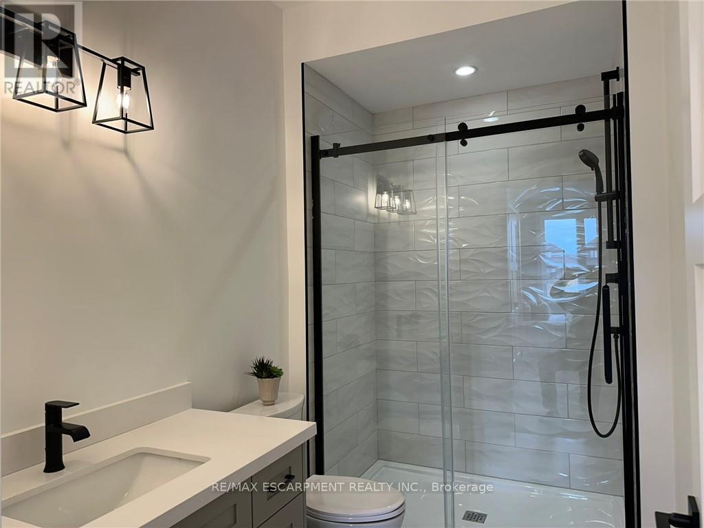 183 Craddock Boulevard, Haldimand, ON - Indoor Photo Showing Bathroom