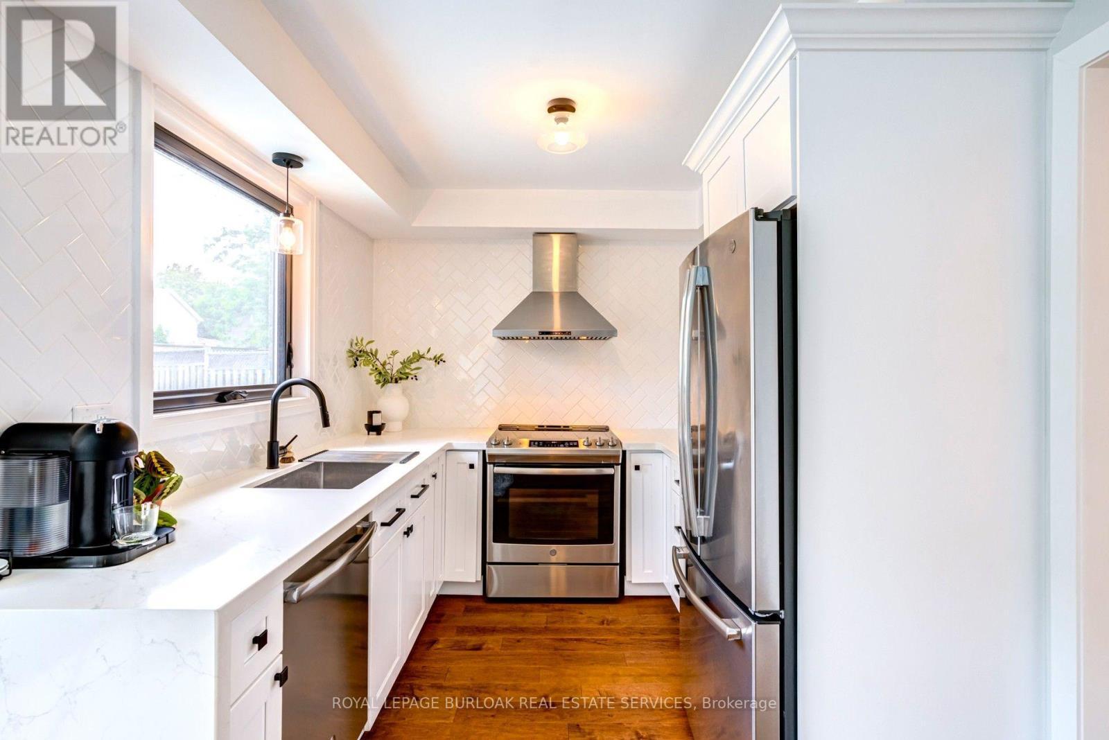 34 Amblecote Place, Hamilton, ON - Indoor Photo Showing Kitchen With Upgraded Kitchen