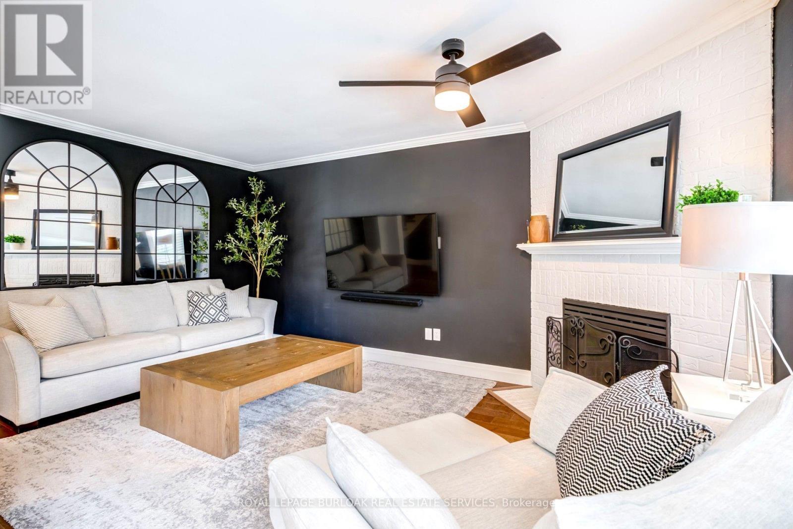 34 Amblecote Place, Hamilton, ON - Indoor Photo Showing Living Room With Fireplace