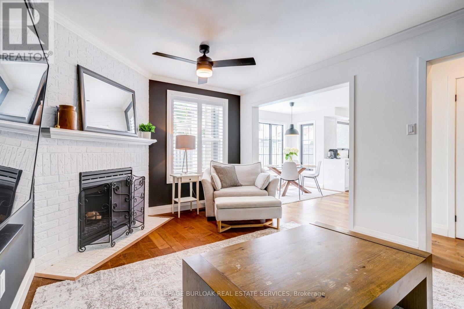 34 Amblecote Place, Hamilton, ON - Indoor Photo Showing Living Room With Fireplace