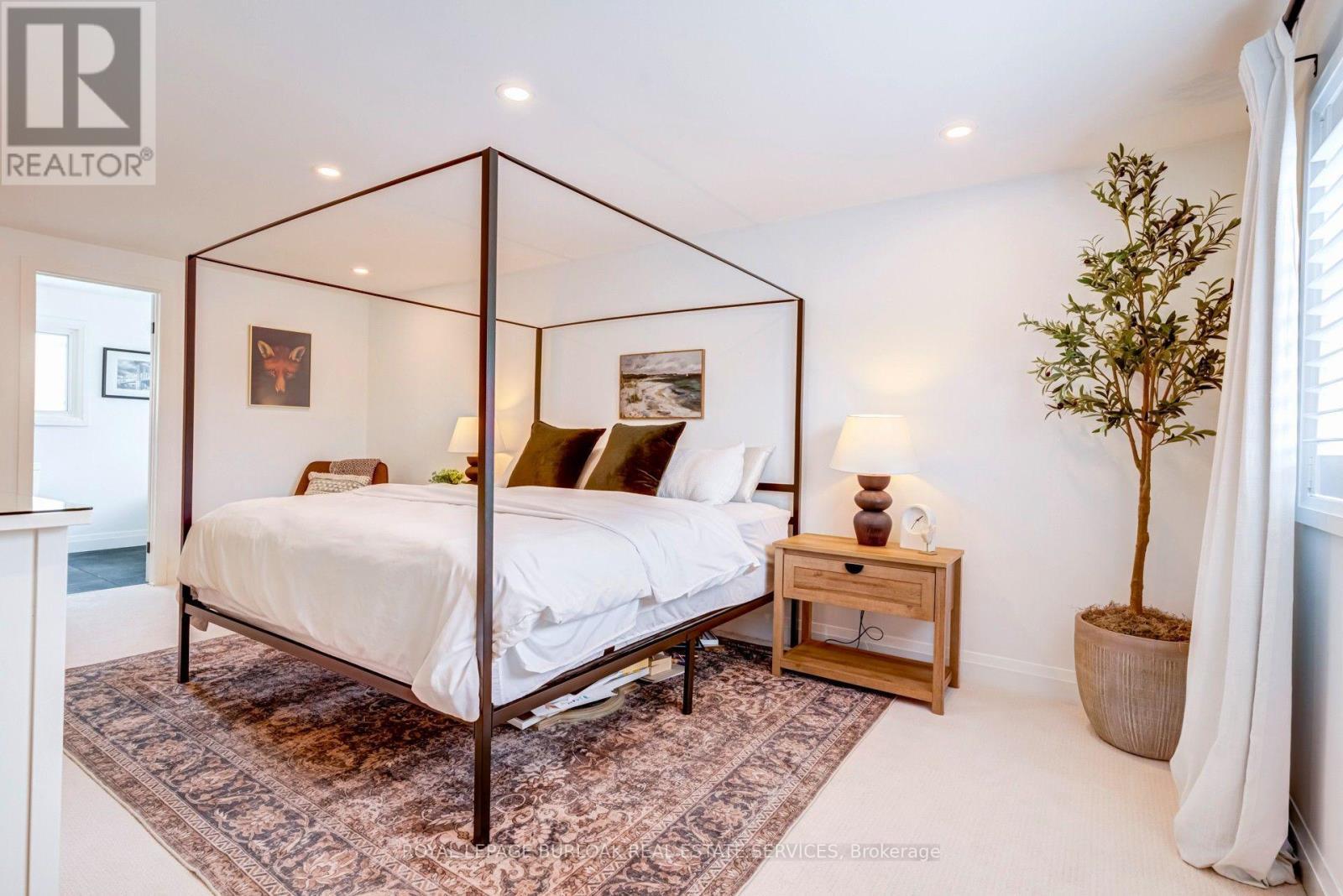 34 Amblecote Place, Hamilton, ON - Indoor Photo Showing Bedroom