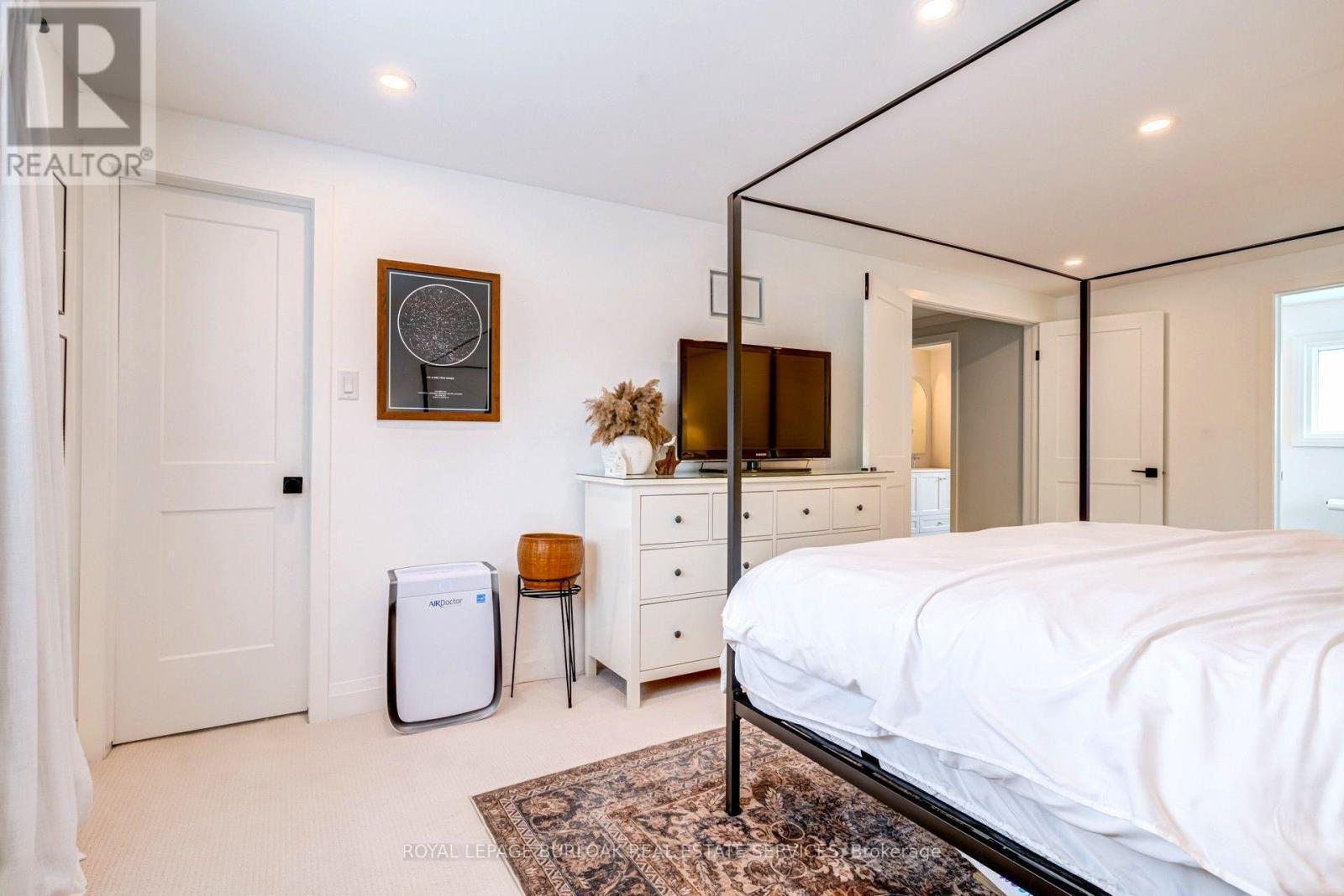 34 Amblecote Place, Hamilton, ON - Indoor Photo Showing Bedroom