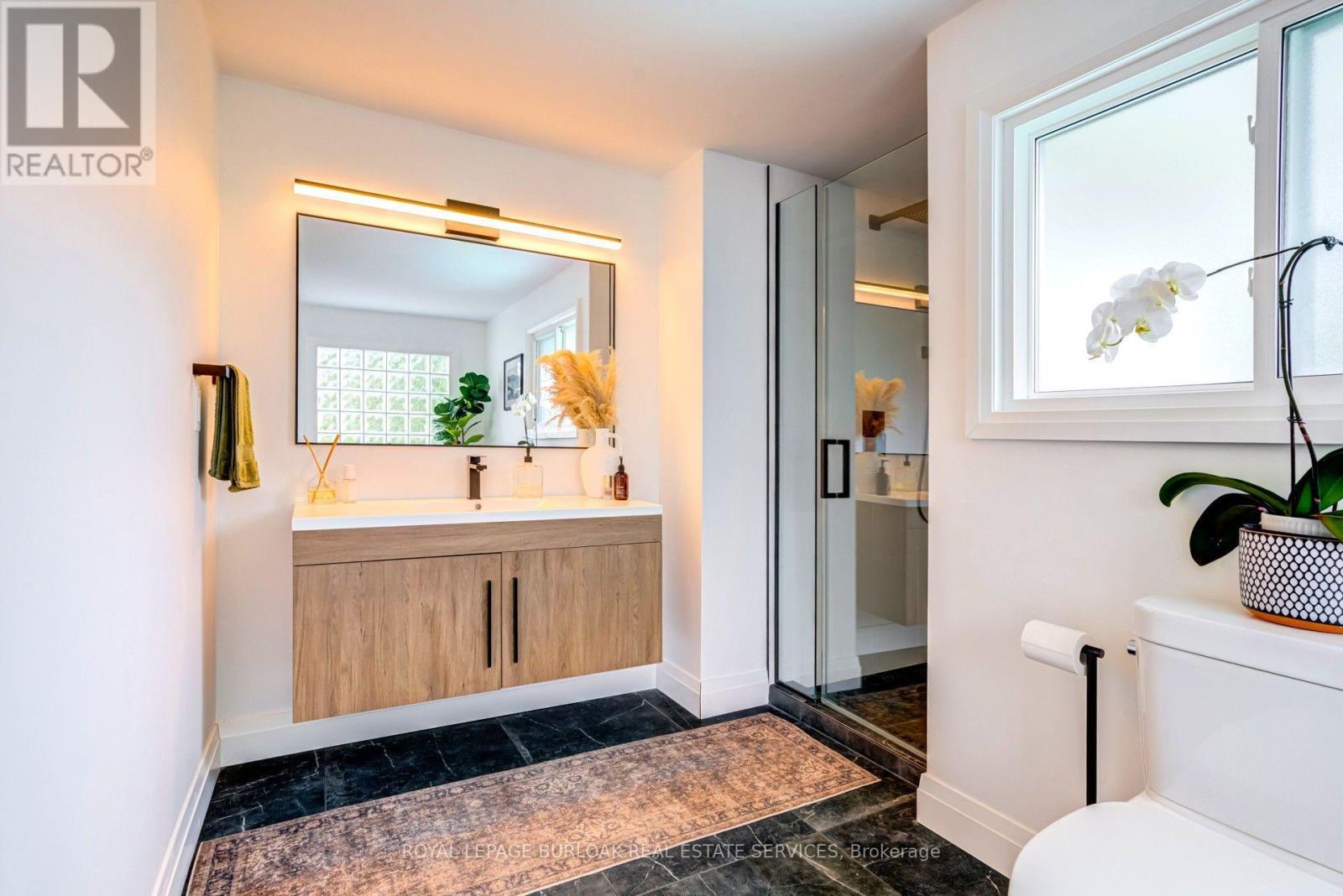 34 Amblecote Place, Hamilton, ON - Indoor Photo Showing Bathroom