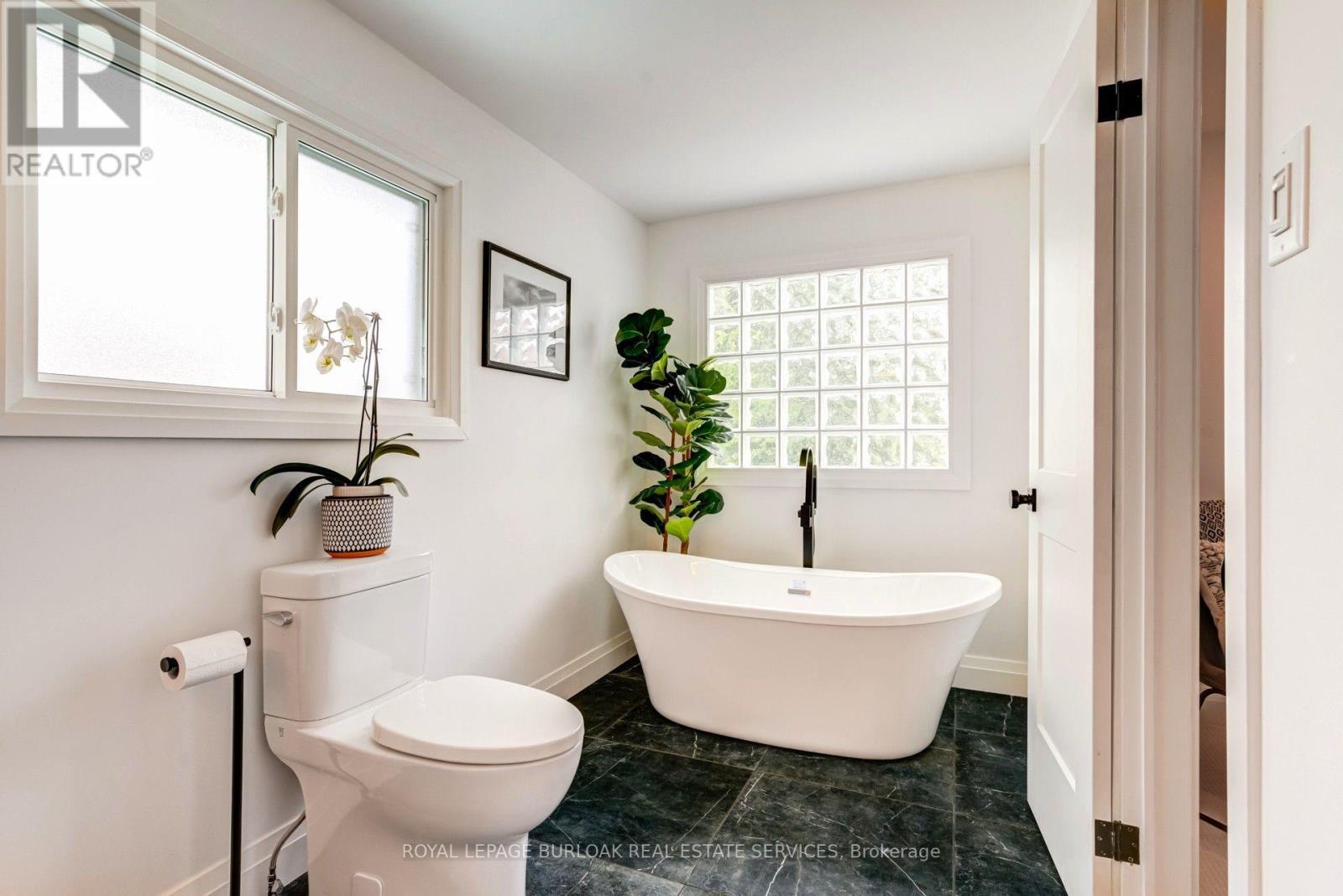 34 Amblecote Place, Hamilton, ON - Indoor Photo Showing Bathroom
