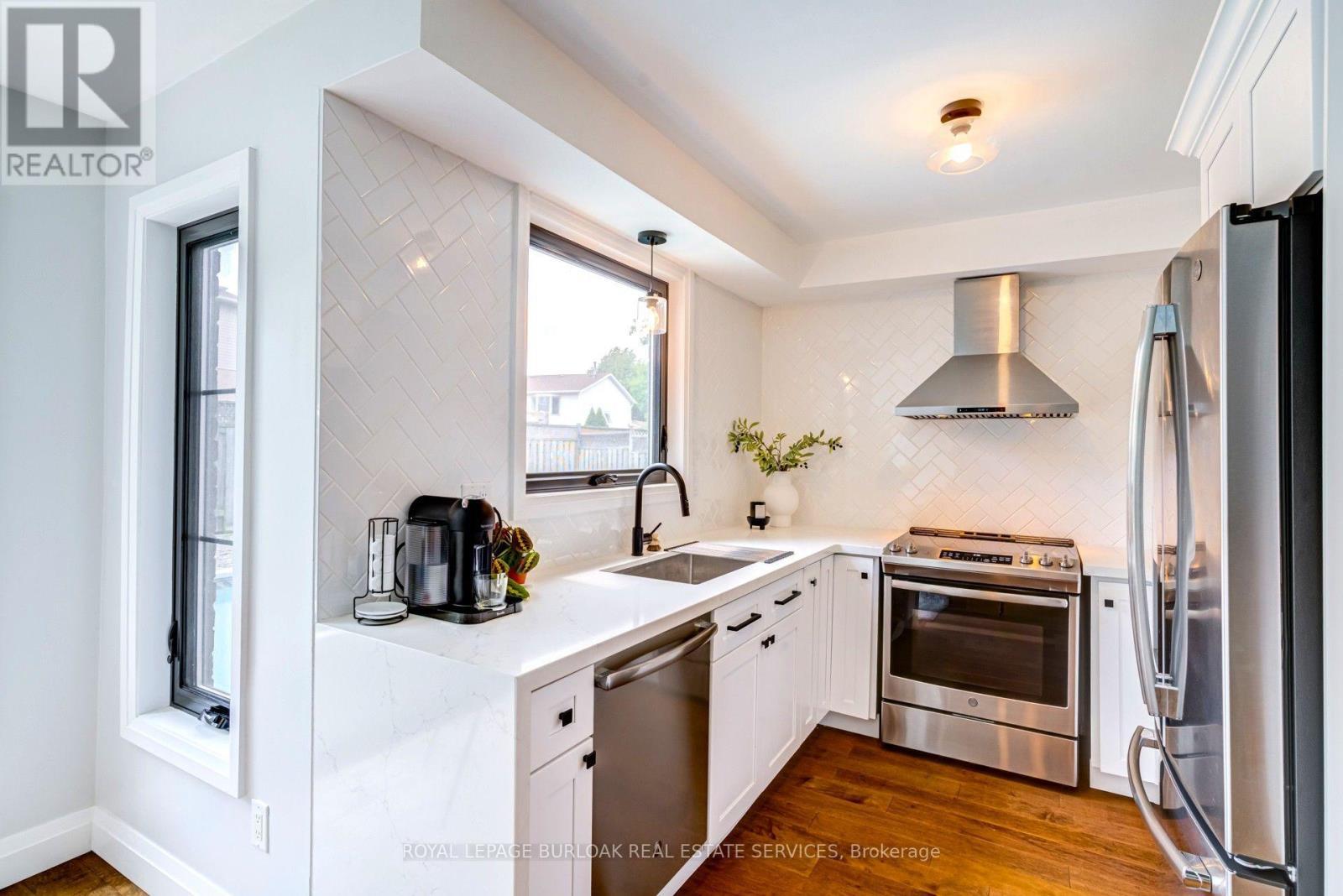34 Amblecote Place, Hamilton, ON - Indoor Photo Showing Kitchen With Upgraded Kitchen