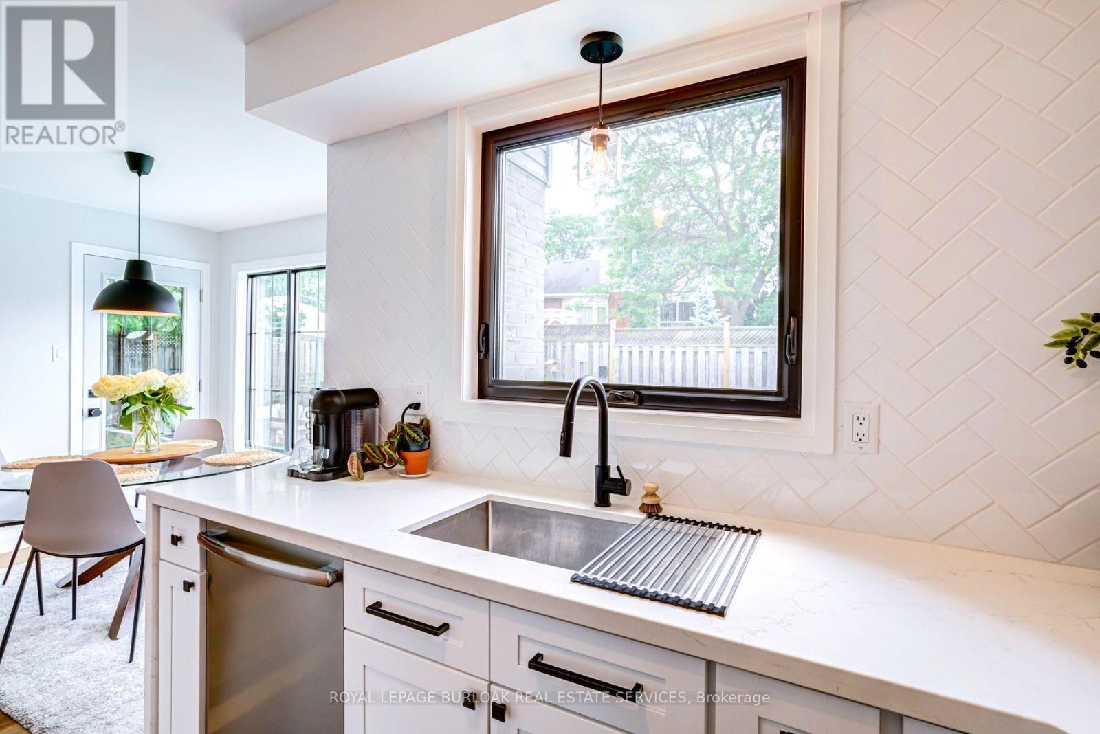34 Amblecote Place, Hamilton, ON - Indoor Photo Showing Kitchen