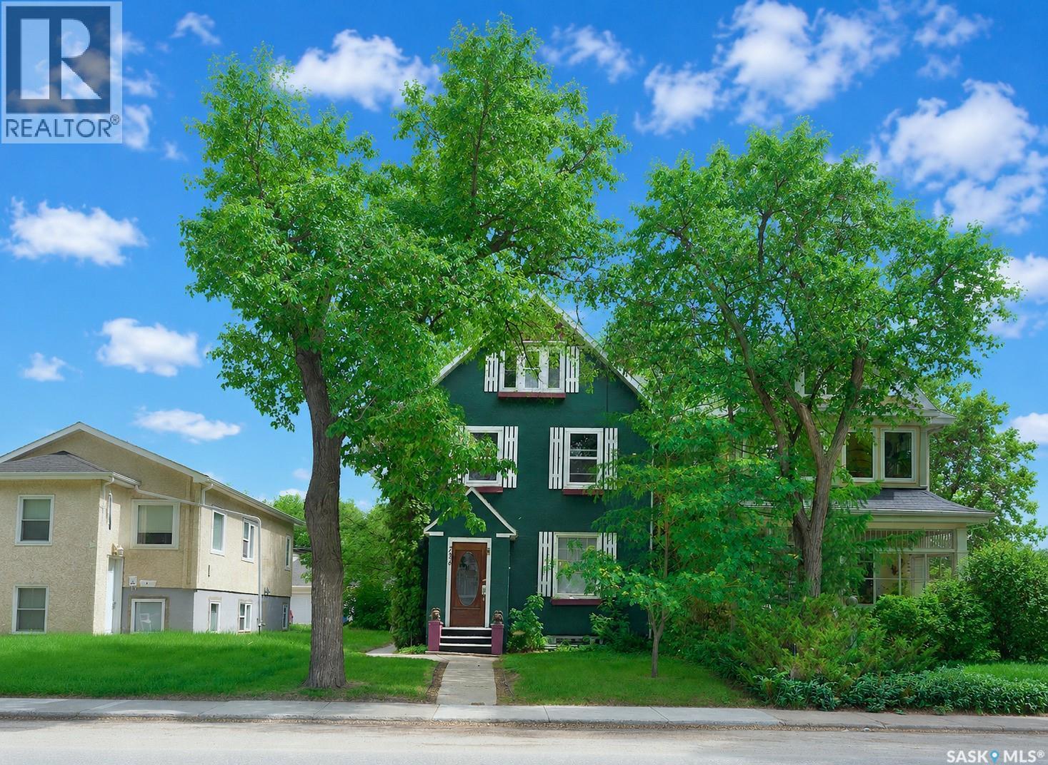 736 7Th Avenue N, Saskatoon, SK - Outdoor With Facade
