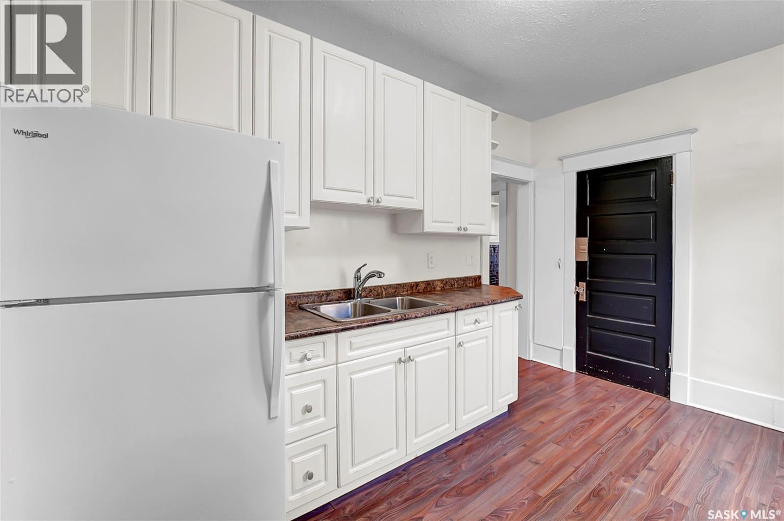 736 7Th Avenue N, Saskatoon, SK - Indoor Photo Showing Kitchen With Double Sink