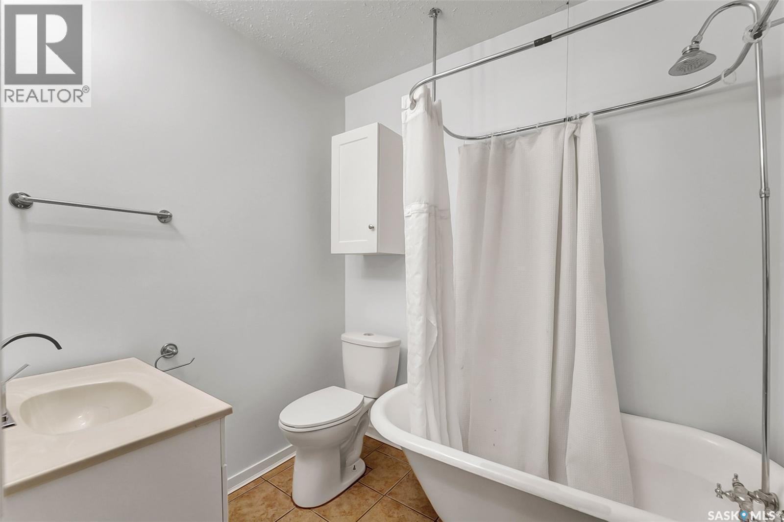 736 7Th Avenue N, Saskatoon, SK - Indoor Photo Showing Bathroom