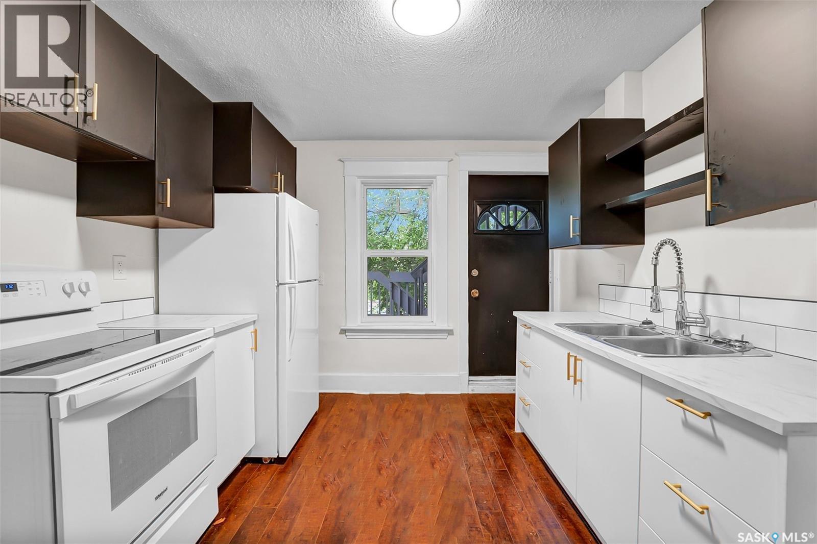 736 7Th Avenue N, Saskatoon, SK - Indoor Photo Showing Kitchen With Double Sink