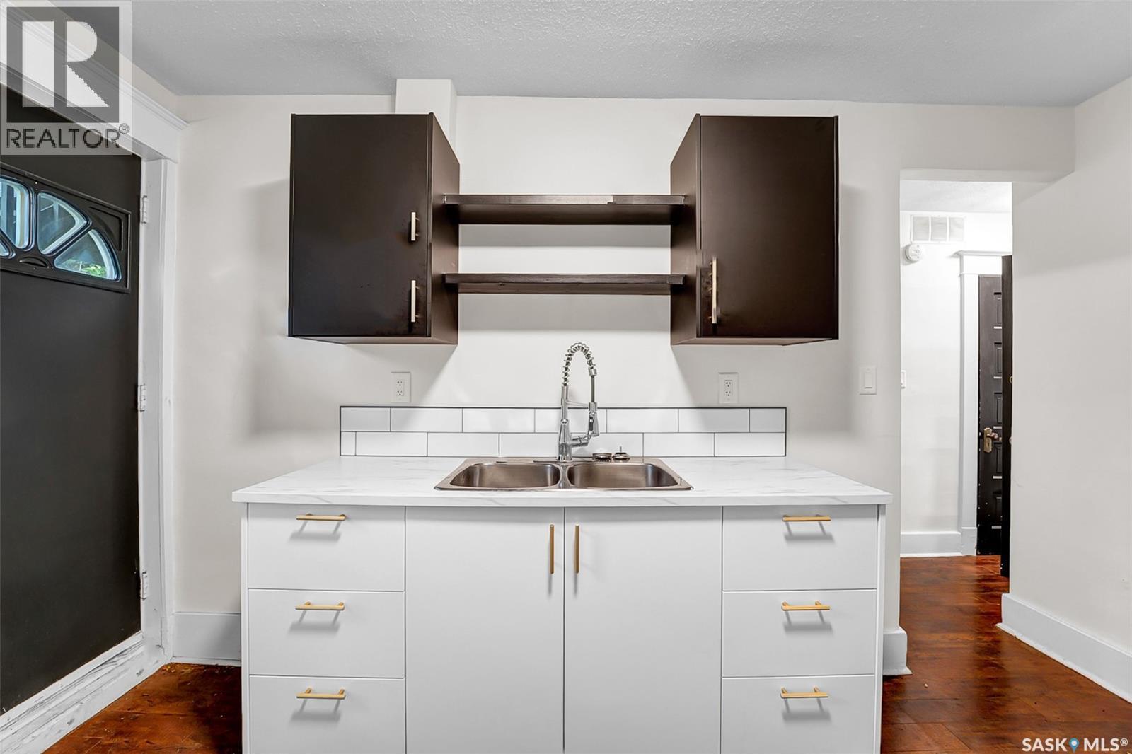 736 7Th Avenue N, Saskatoon, SK - Indoor Photo Showing Kitchen With Double Sink