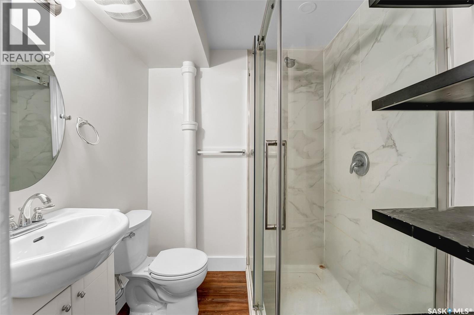 736 7Th Avenue N, Saskatoon, SK - Indoor Photo Showing Bathroom