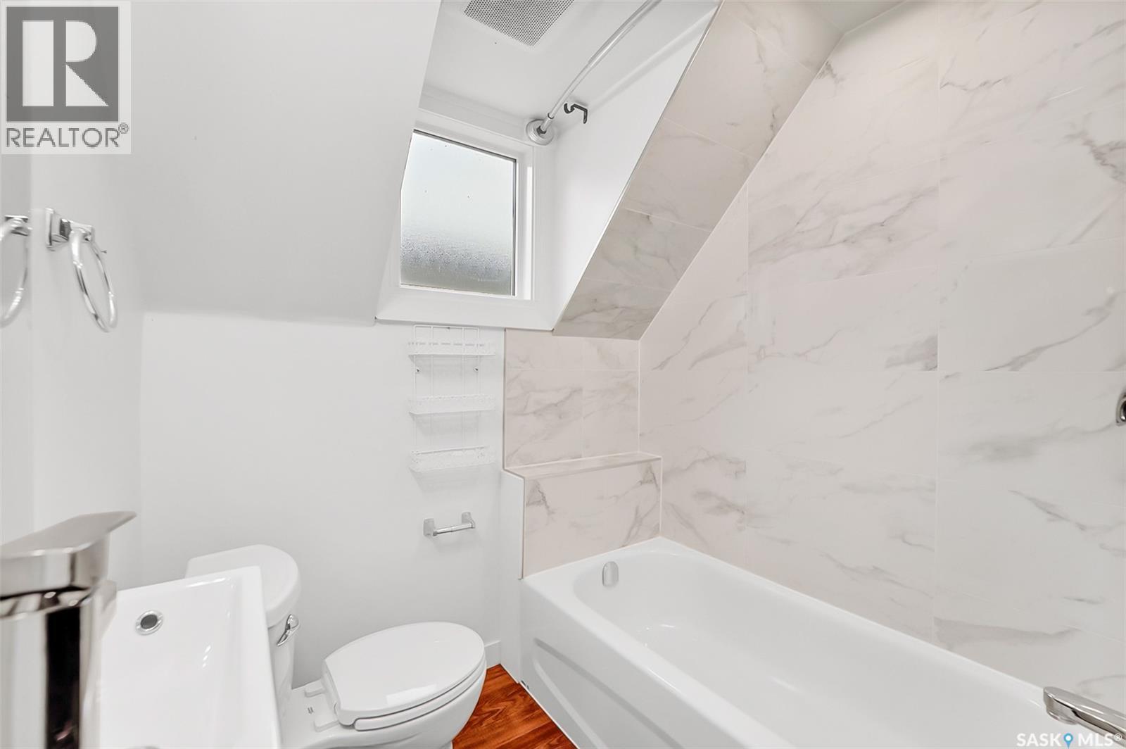 736 7Th Avenue N, Saskatoon, SK - Indoor Photo Showing Bathroom