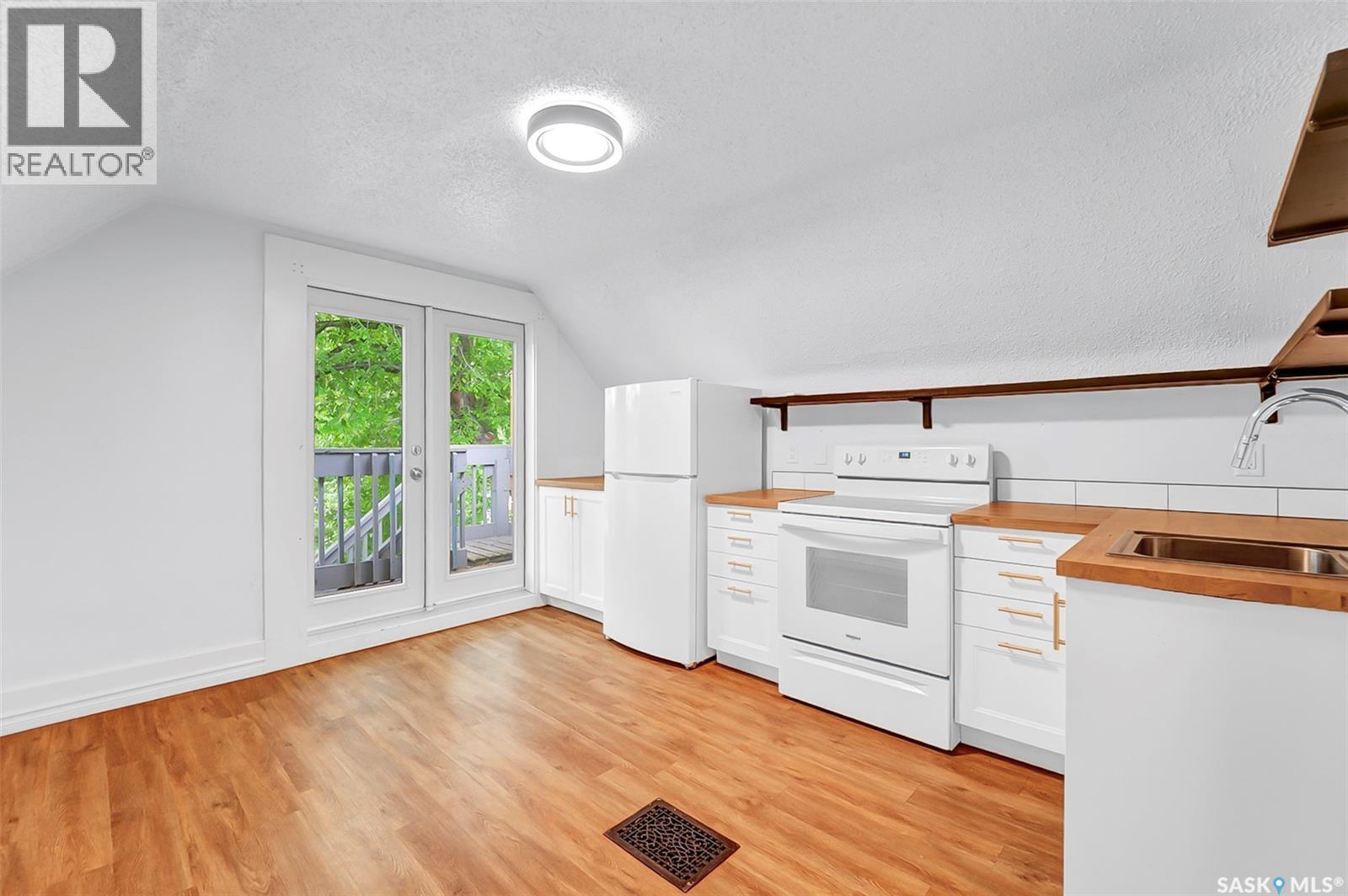 736 7Th Avenue N, Saskatoon, SK - Indoor Photo Showing Kitchen
