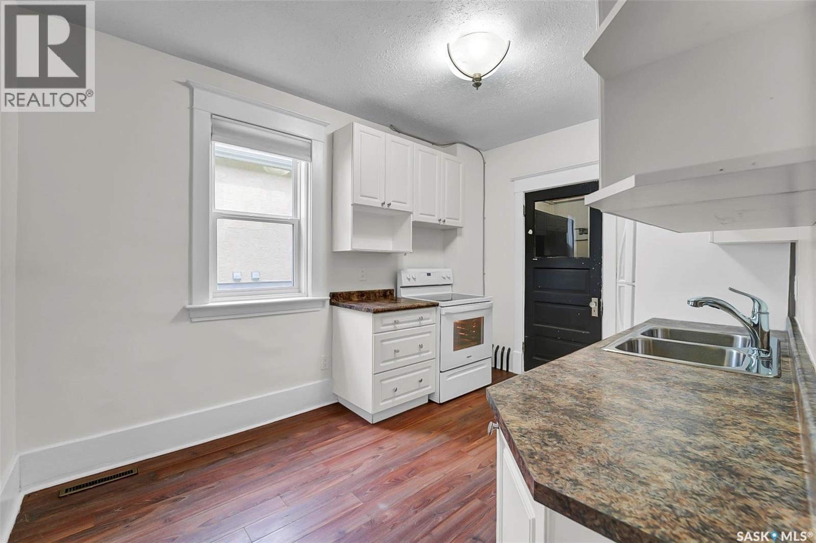 736 7Th Avenue N, Saskatoon, SK - Indoor Photo Showing Kitchen With Double Sink