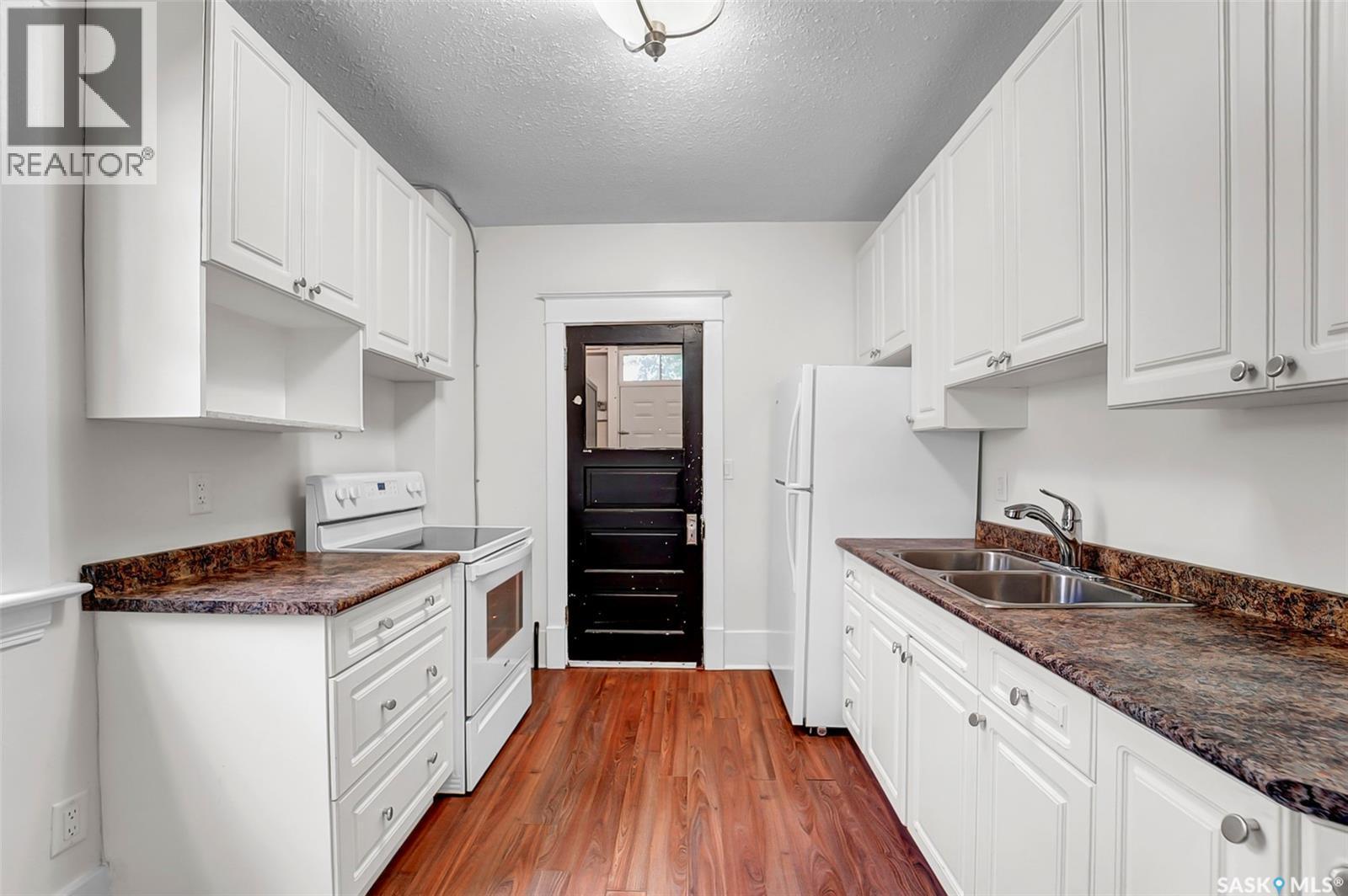 736 7Th Avenue N, Saskatoon, SK - Indoor Photo Showing Kitchen With Double Sink
