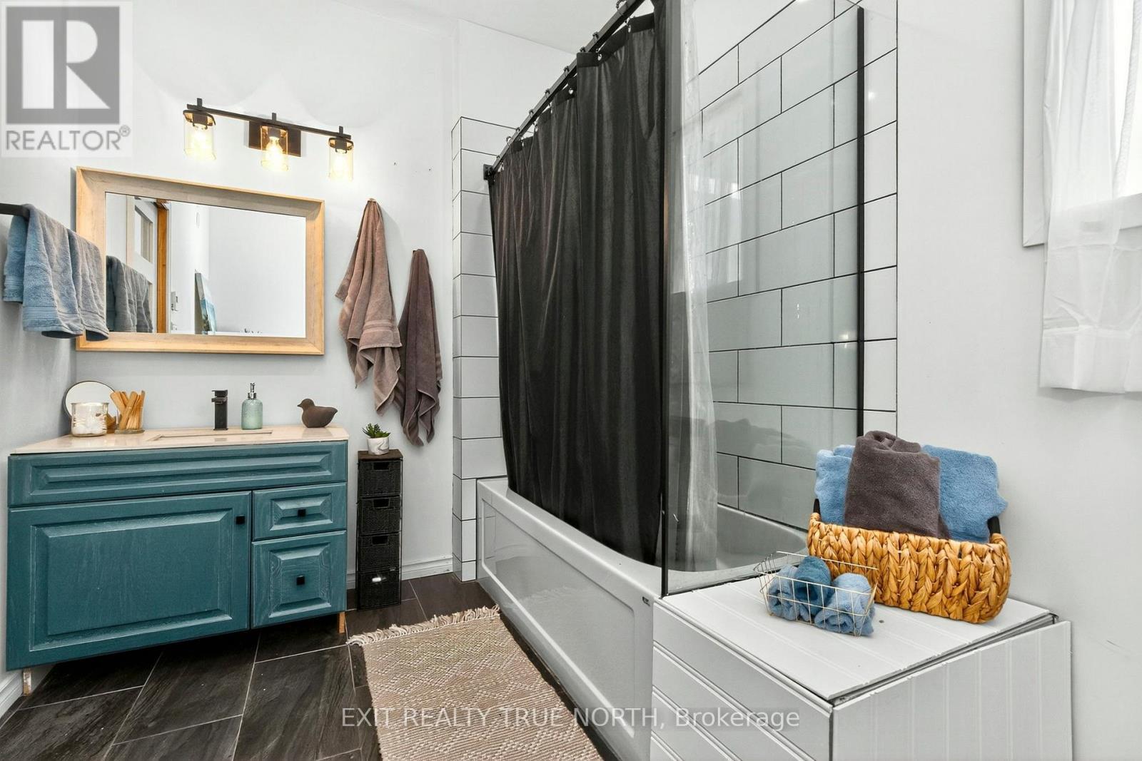 19 Vics Road, Midland, ON - Indoor Photo Showing Bathroom
