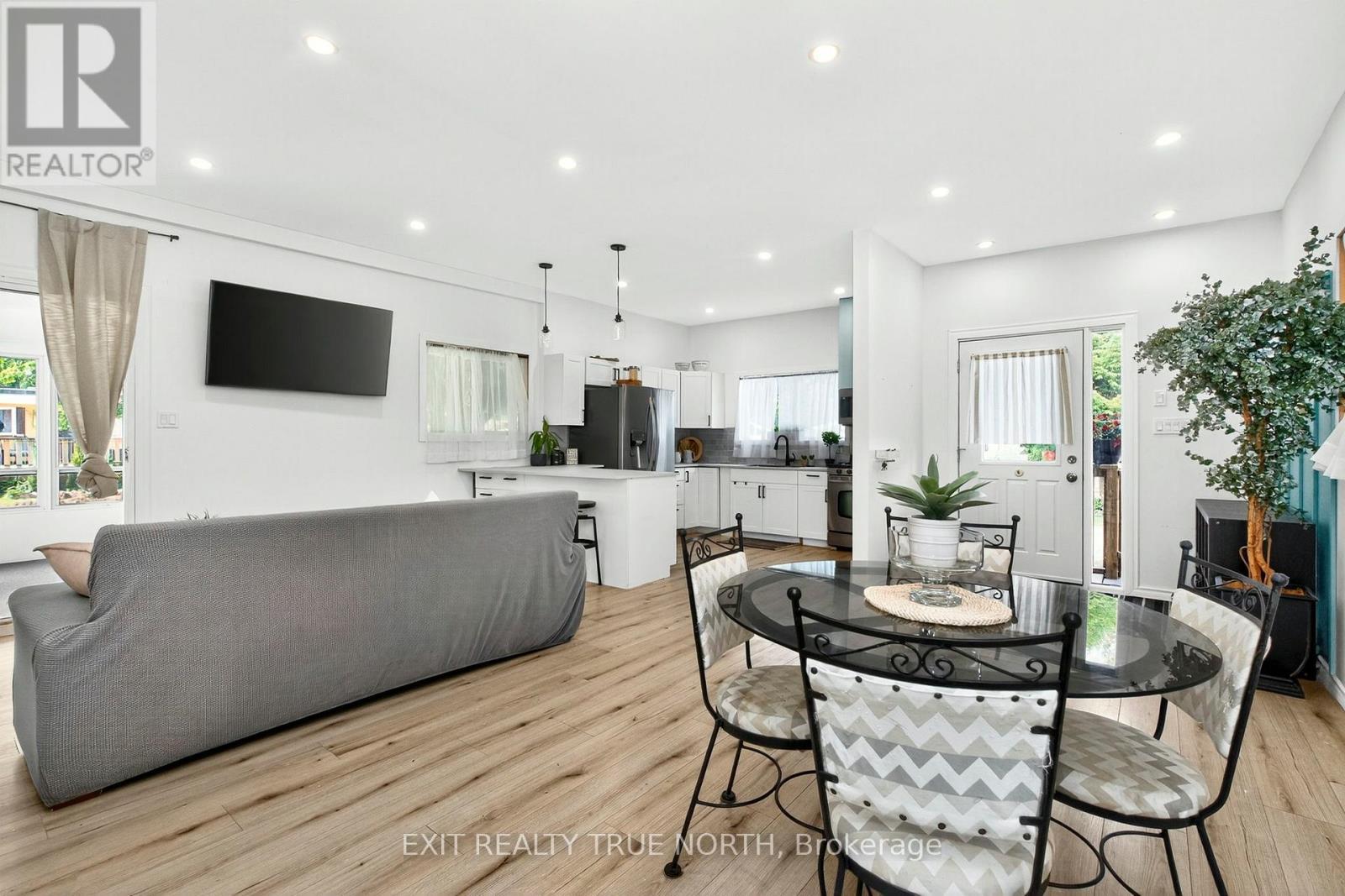 19 Vics Road, Midland, ON - Indoor Photo Showing Dining Room