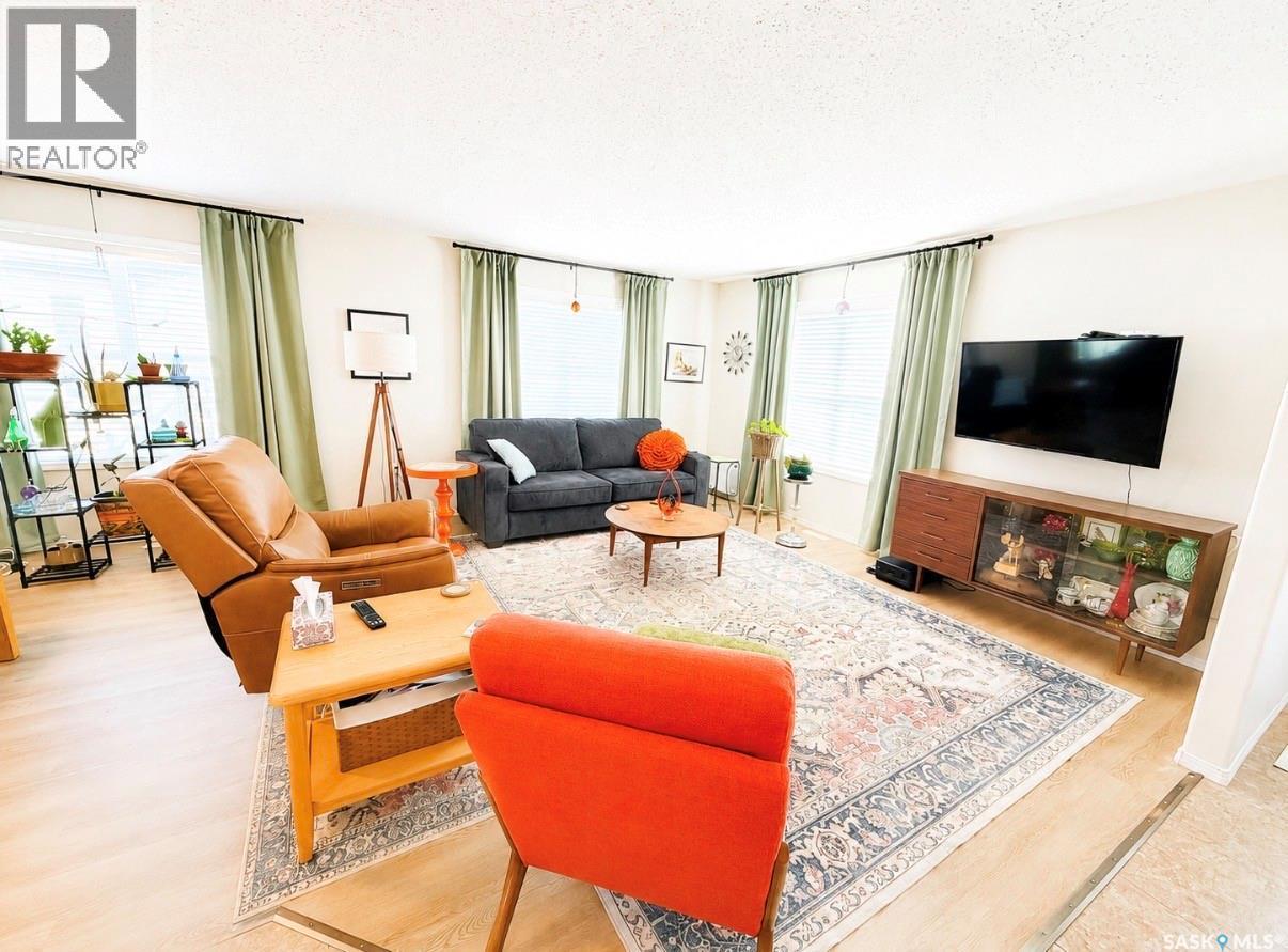 4 1275 S Railway Avenue E, Swift Current, SK - Indoor Photo Showing Living Room