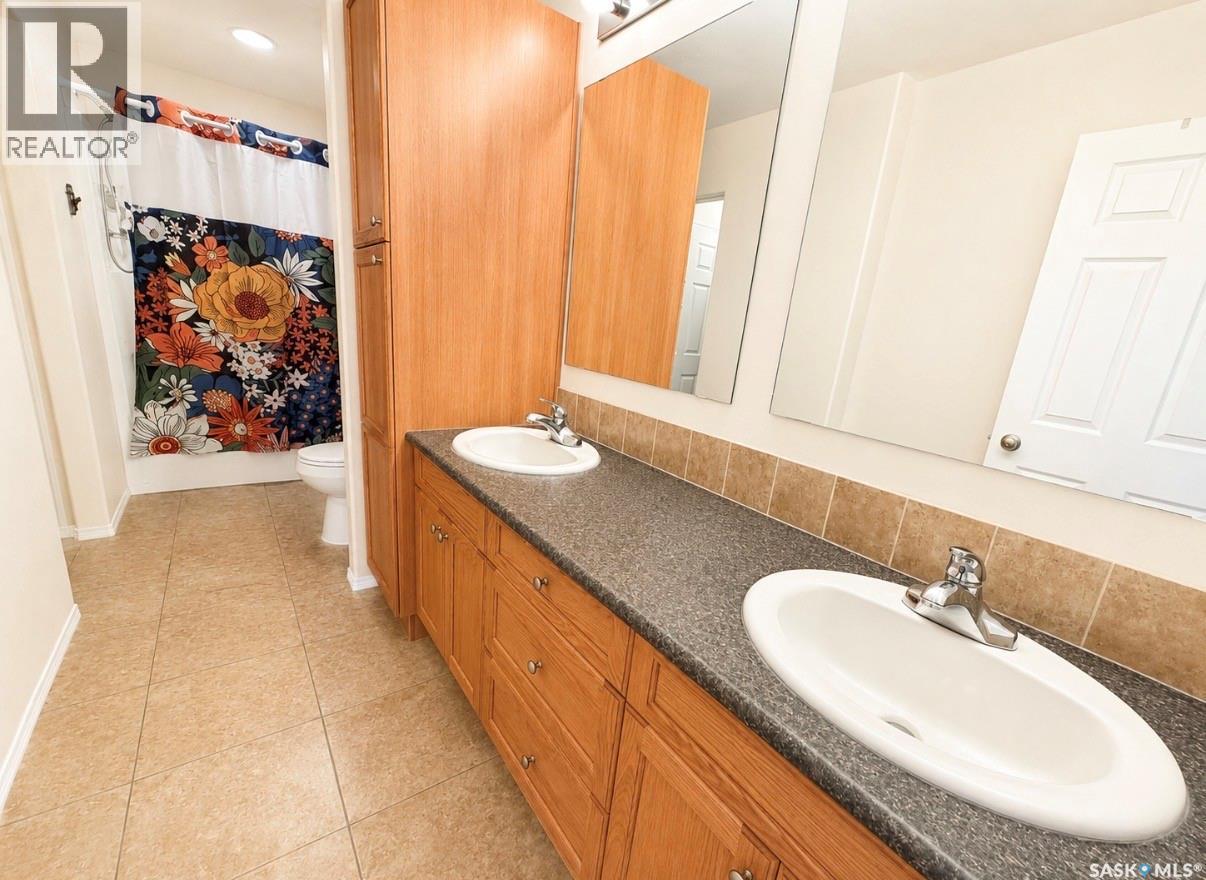 4 1275 S Railway Avenue E, Swift Current, SK - Indoor Photo Showing Bathroom