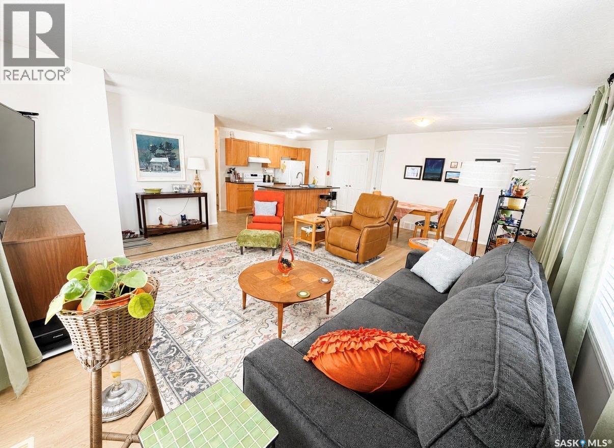 4 1275 S Railway Avenue E, Swift Current, SK - Indoor Photo Showing Living Room