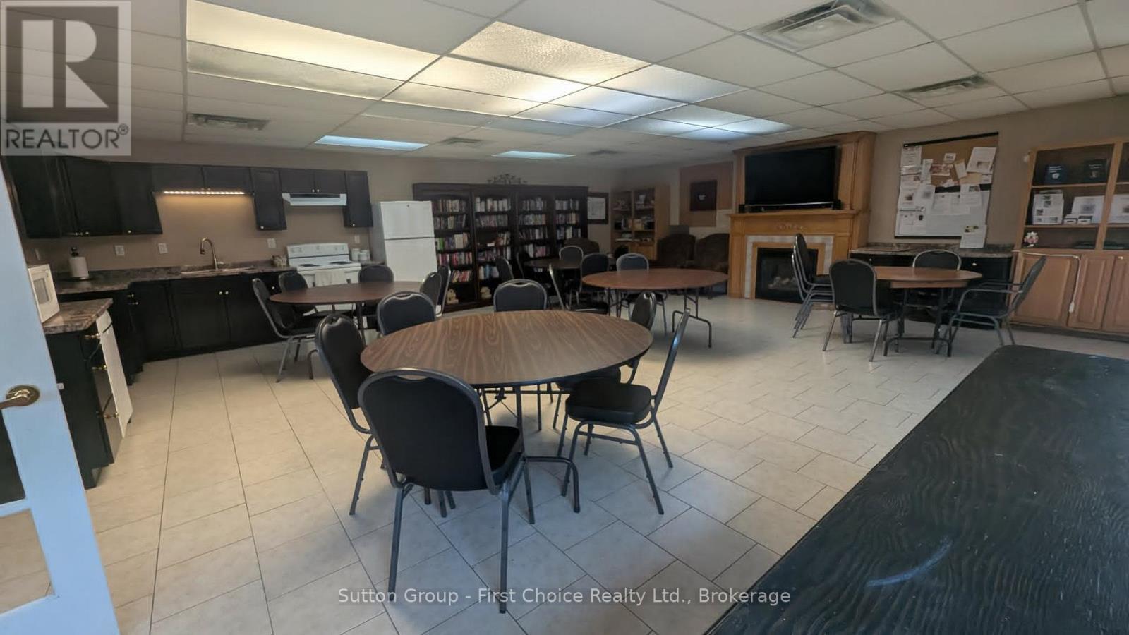 Library, Games room (shuttle board, dominos) - 1 25 Thames Road, St. Marys, ON - Indoor