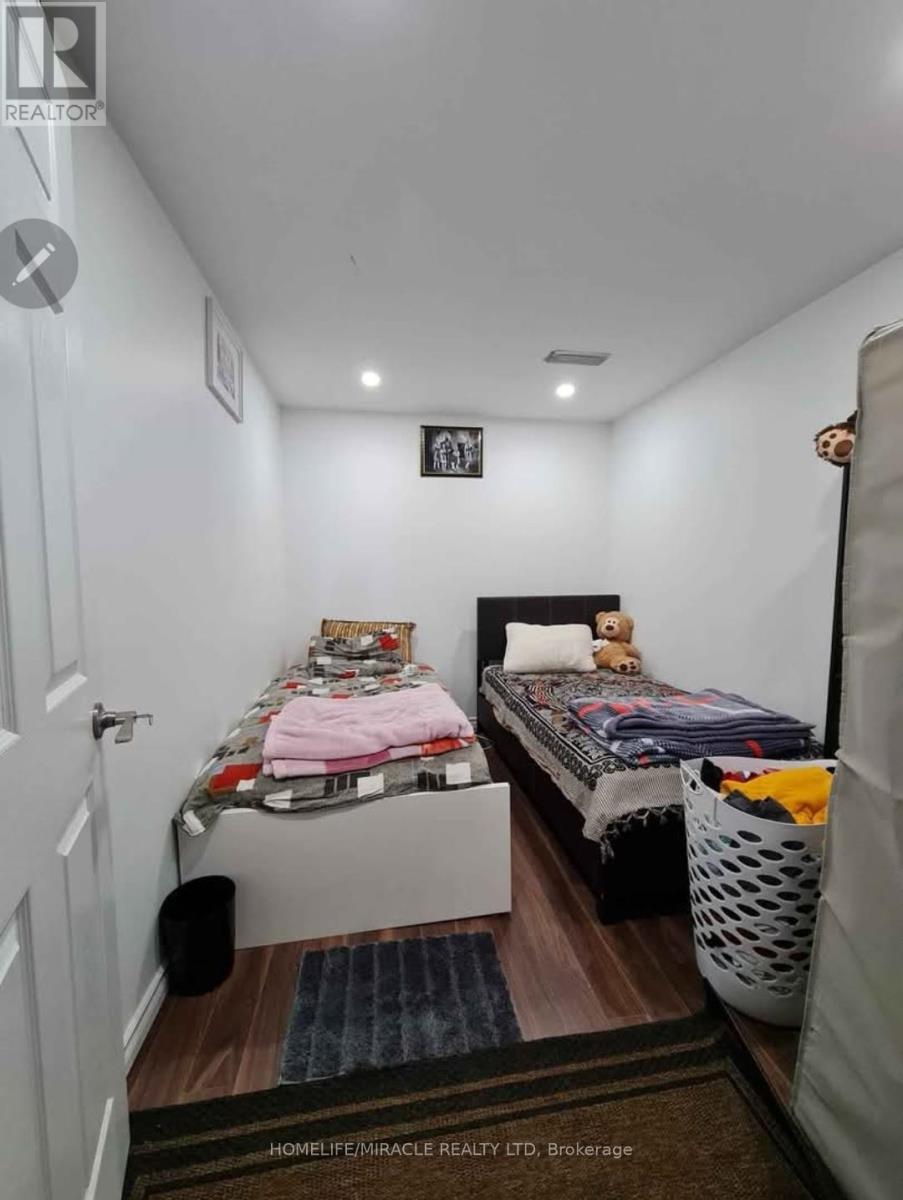 7153 Village Walk, Mississauga, ON - Indoor Photo Showing Bedroom
