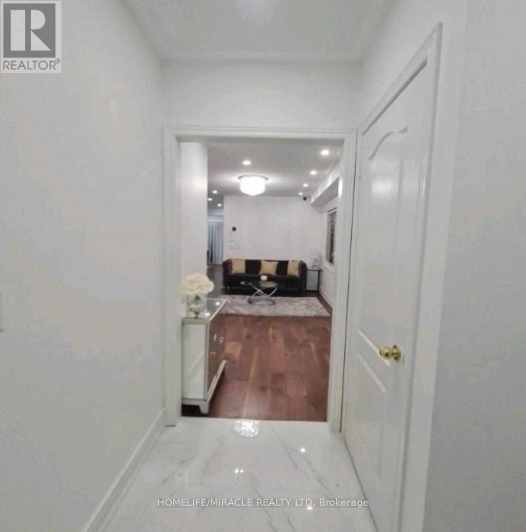 7153 Village Walk, Mississauga, ON - Indoor Photo Showing Other Room