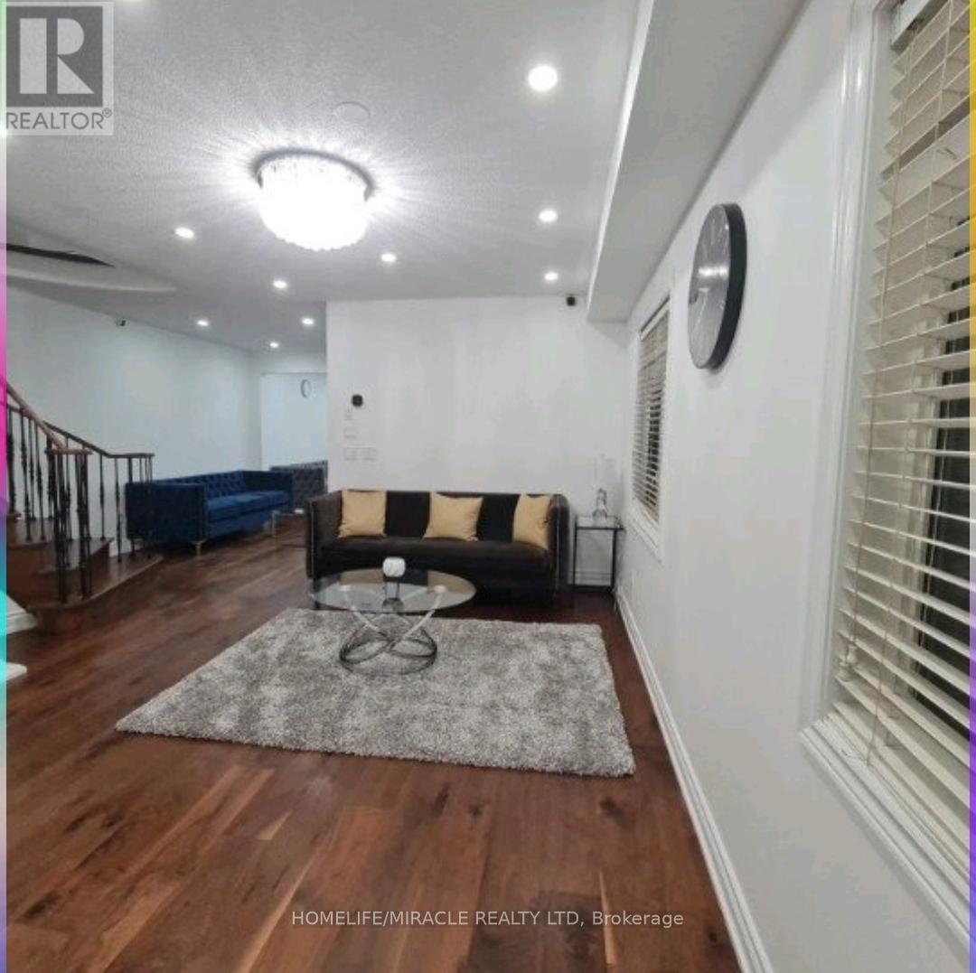 7153 Village Walk, Mississauga, ON - Indoor Photo Showing Other Room