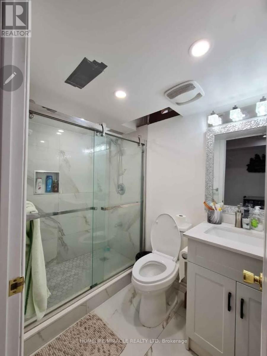 7153 Village Walk, Mississauga, ON - Indoor Photo Showing Bathroom