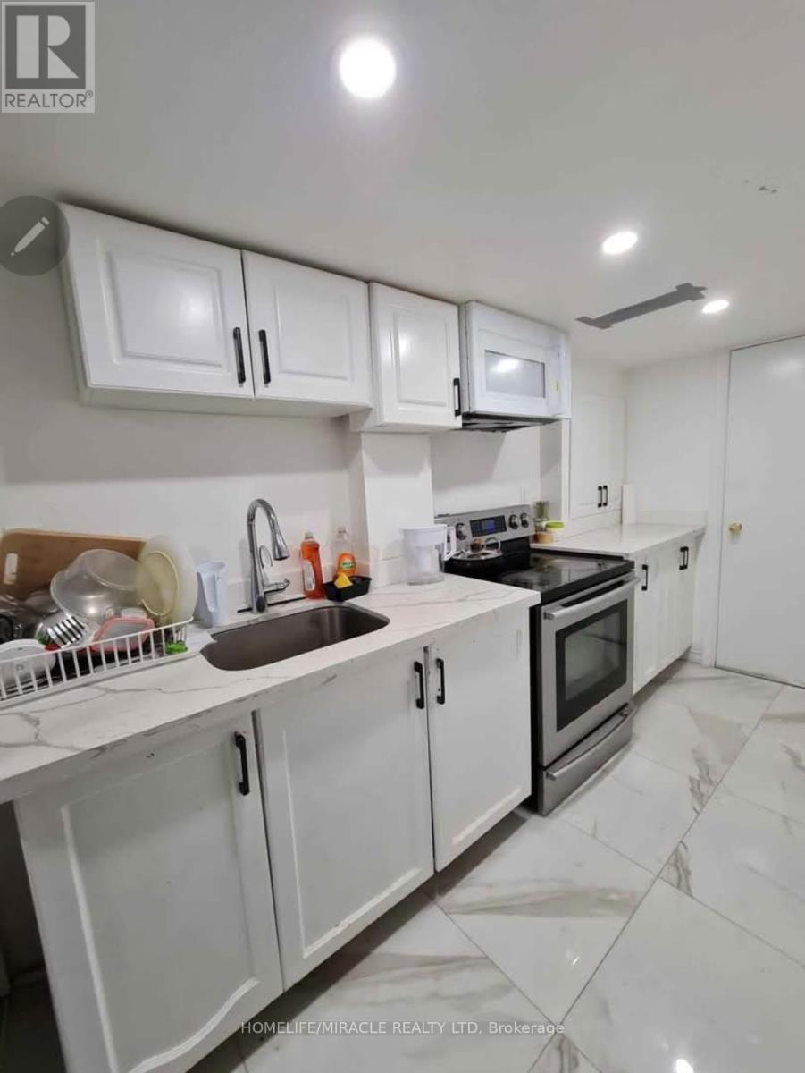 7153 Village Walk, Mississauga, ON - Indoor Photo Showing Kitchen