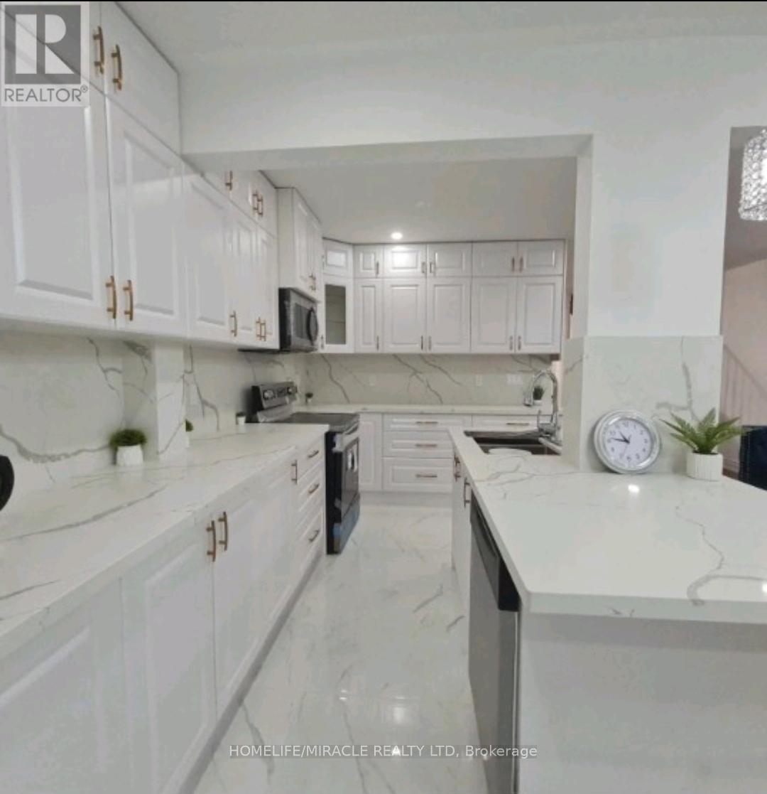 7153 Village Walk, Mississauga, ON - Indoor Photo Showing Kitchen