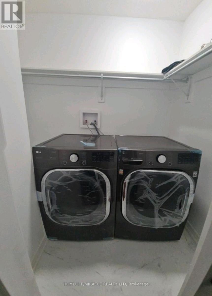 7153 Village Walk, Mississauga, ON - Indoor Photo Showing Laundry Room