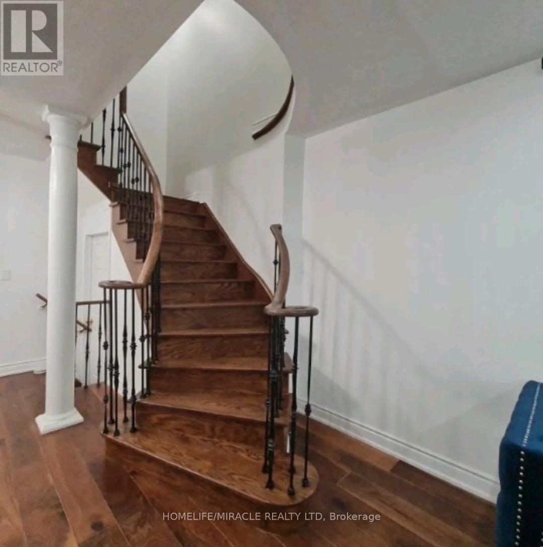 7153 Village Walk, Mississauga, ON - Indoor Photo Showing Other Room