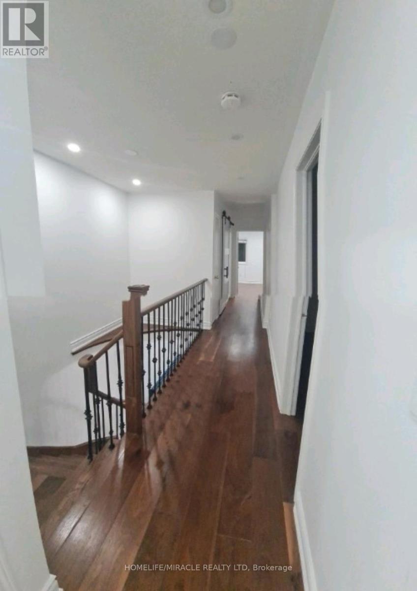 7153 Village Walk, Mississauga, ON - Indoor Photo Showing Other Room