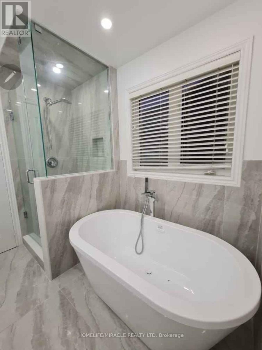 7153 Village Walk, Mississauga, ON - Indoor Photo Showing Bathroom