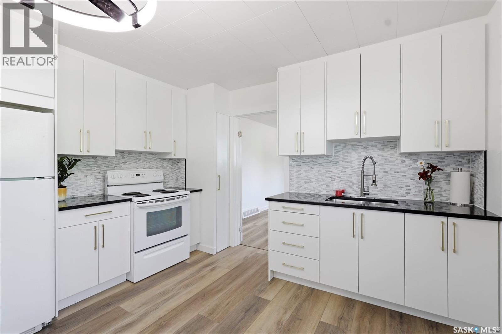 925 O Avenue S, Saskatoon, SK - Indoor Photo Showing Kitchen