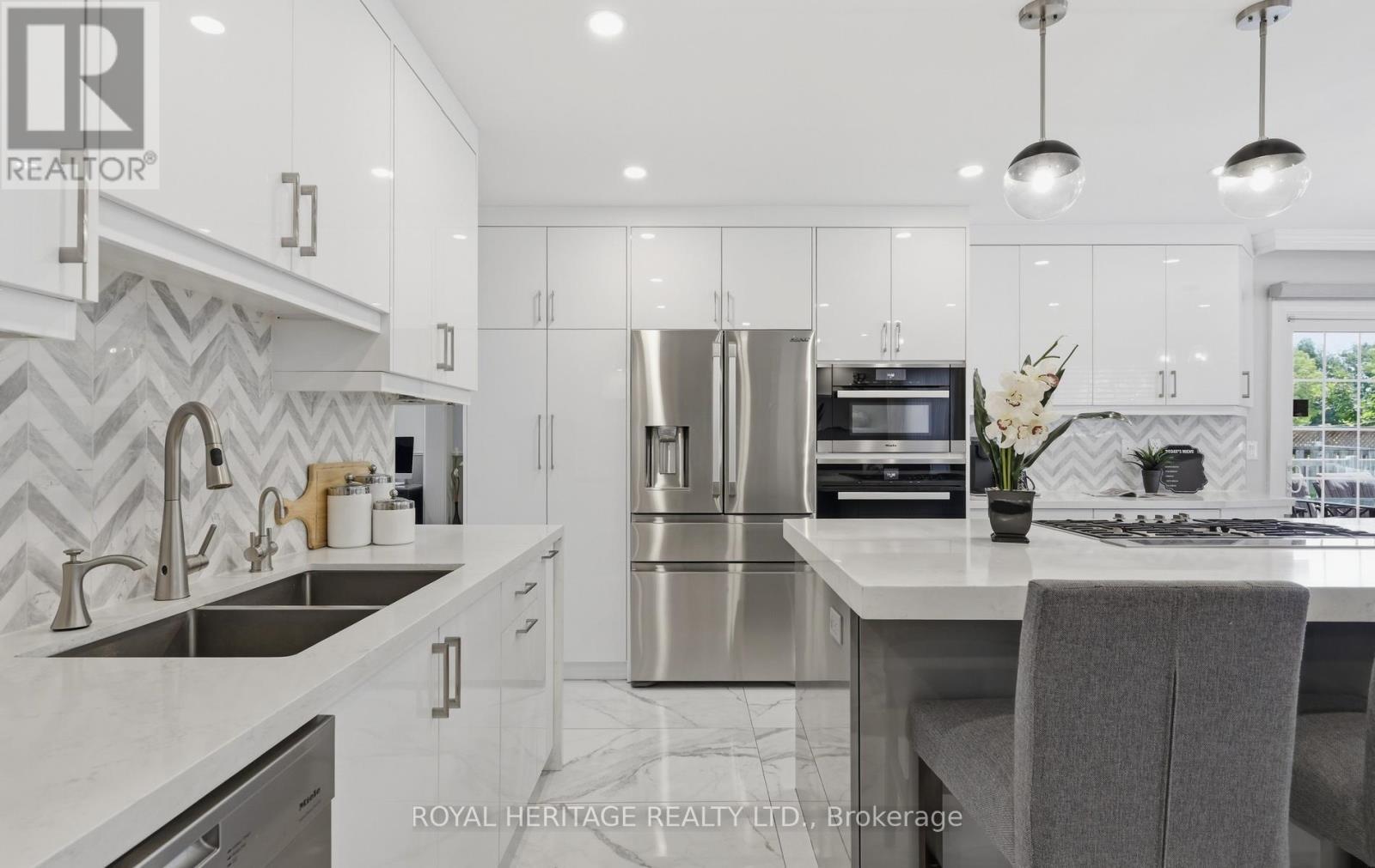 7 Kimbark Crescent, Markham, ON - Indoor Photo Showing Kitchen With Stainless Steel Kitchen With Double Sink With Upgraded Kitchen