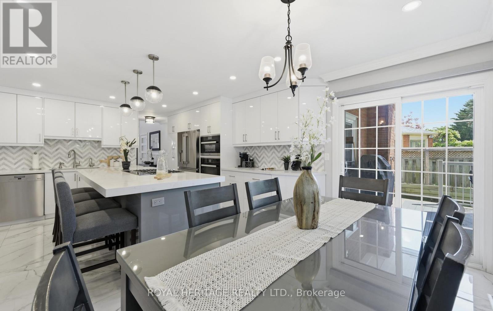 7 Kimbark Crescent, Markham, ON - Indoor Photo Showing Kitchen With Upgraded Kitchen