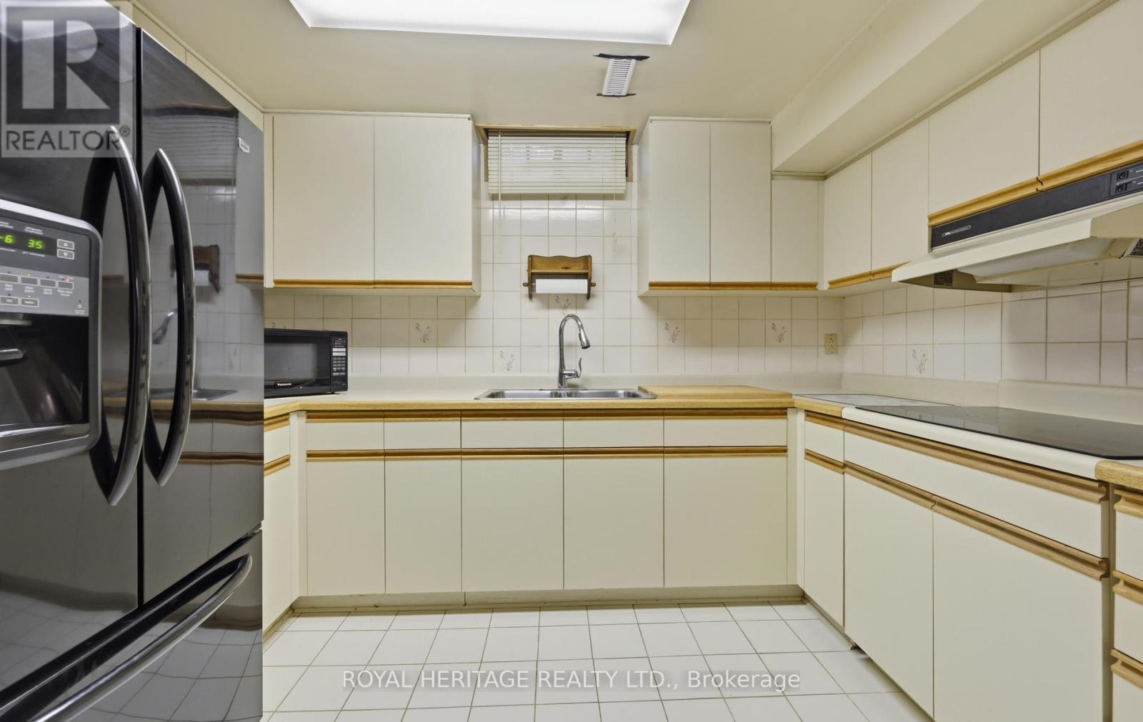 7 Kimbark Crescent, Markham, ON - Indoor Photo Showing Kitchen With Double Sink