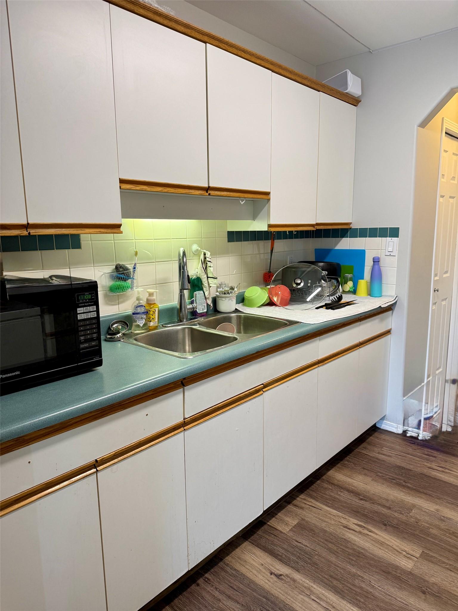 B-1801 Kelowna Crescent, Cranbrook, BC - Indoor Photo Showing Kitchen With Double Sink